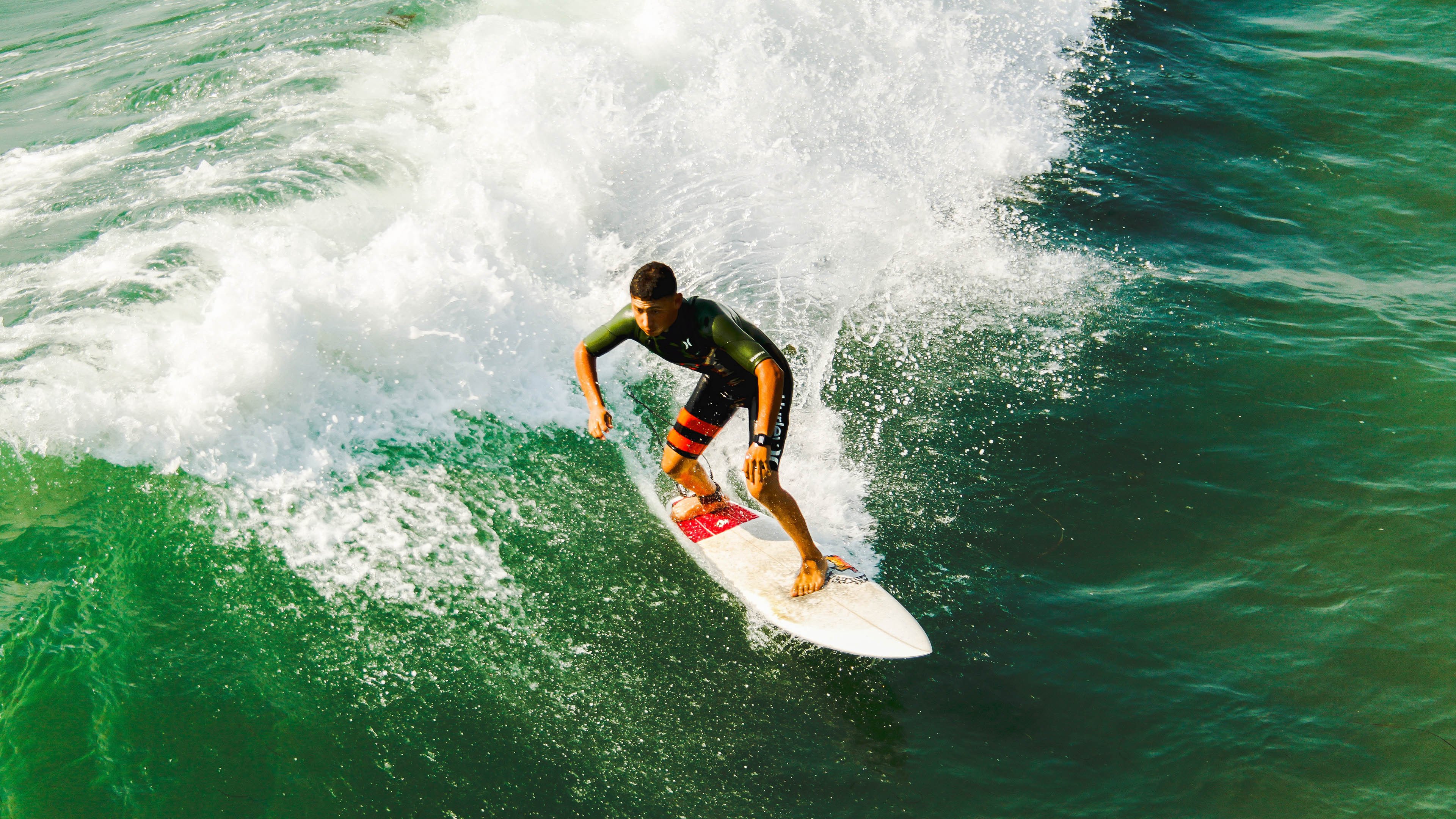 烈焰与毫厘，阿隆索绝境起舞，法拉利惊魂险胜索伯